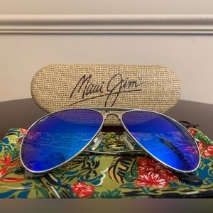 Maui Jim Mavericks sunglasses in Hawaii Blue with dust bag & case - like new!